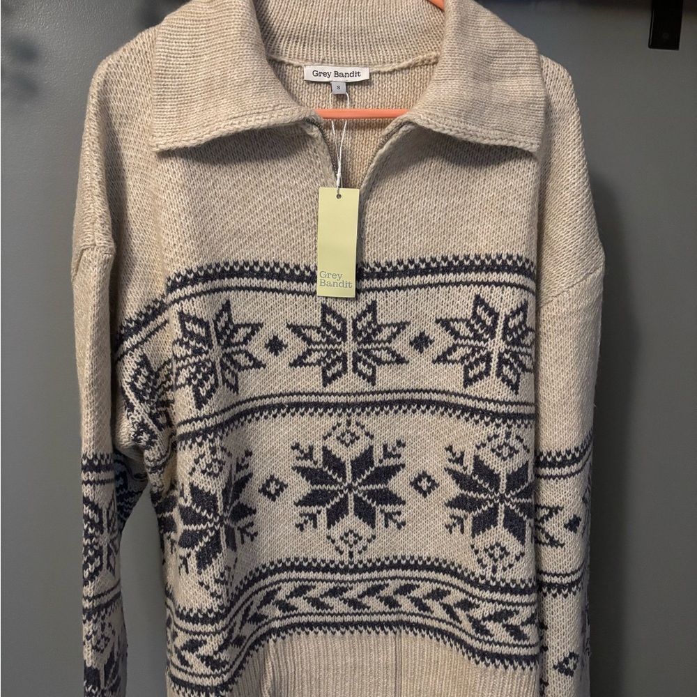 Elegant Snowflake Patterned Sweater in Cream and Gray - Picture 2 of 2